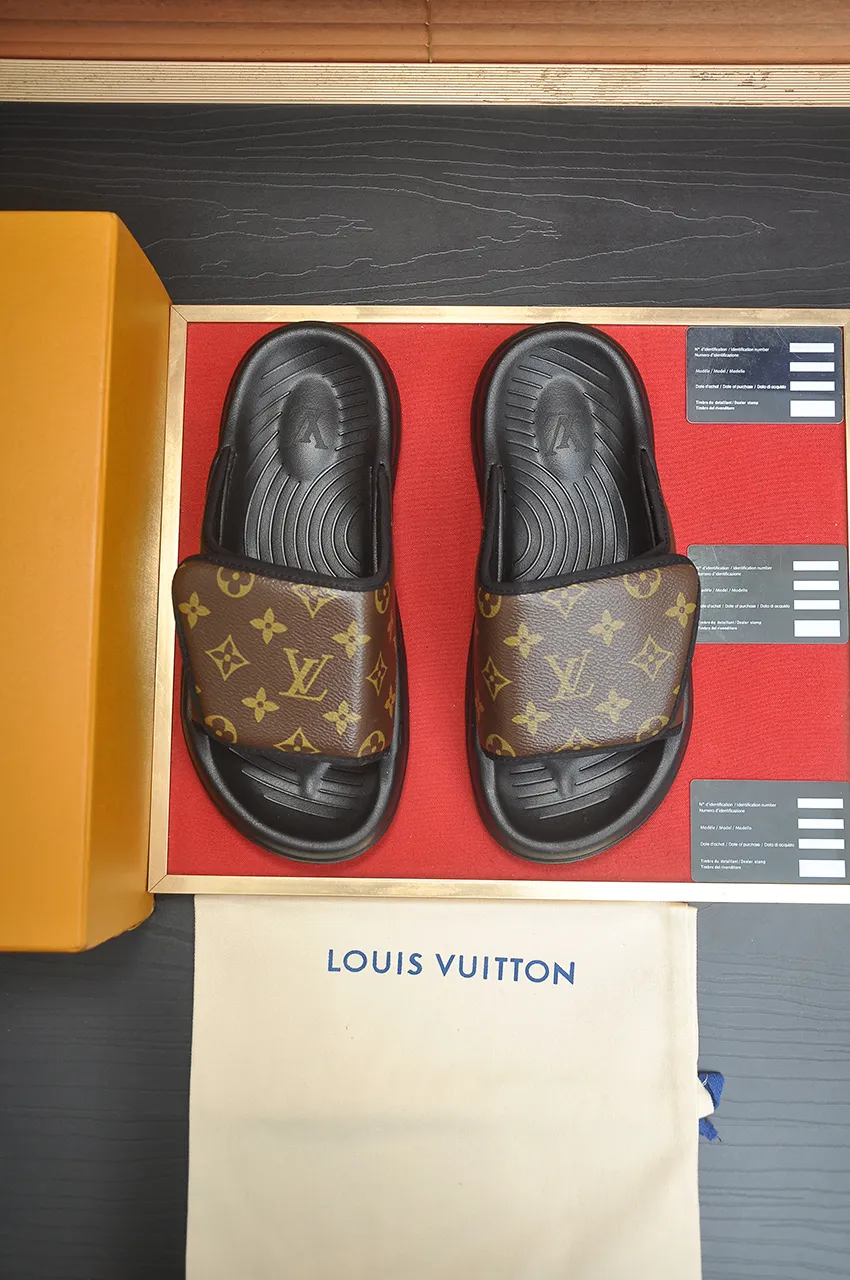 Men's men's shoes 💰340💶 [Louis Vuitton LV slippers] (high-end cowhide) counter 1:1 fashion style, a must-have for summer! The designer used LV’s iconic outsole. The original simple slippers instantly become fashionable! The upper is made of flexible special cowhide leather straps alternately, and the workmanship is exquisite! A must-have for stylish men in summer, size 38-45 (45 customized)